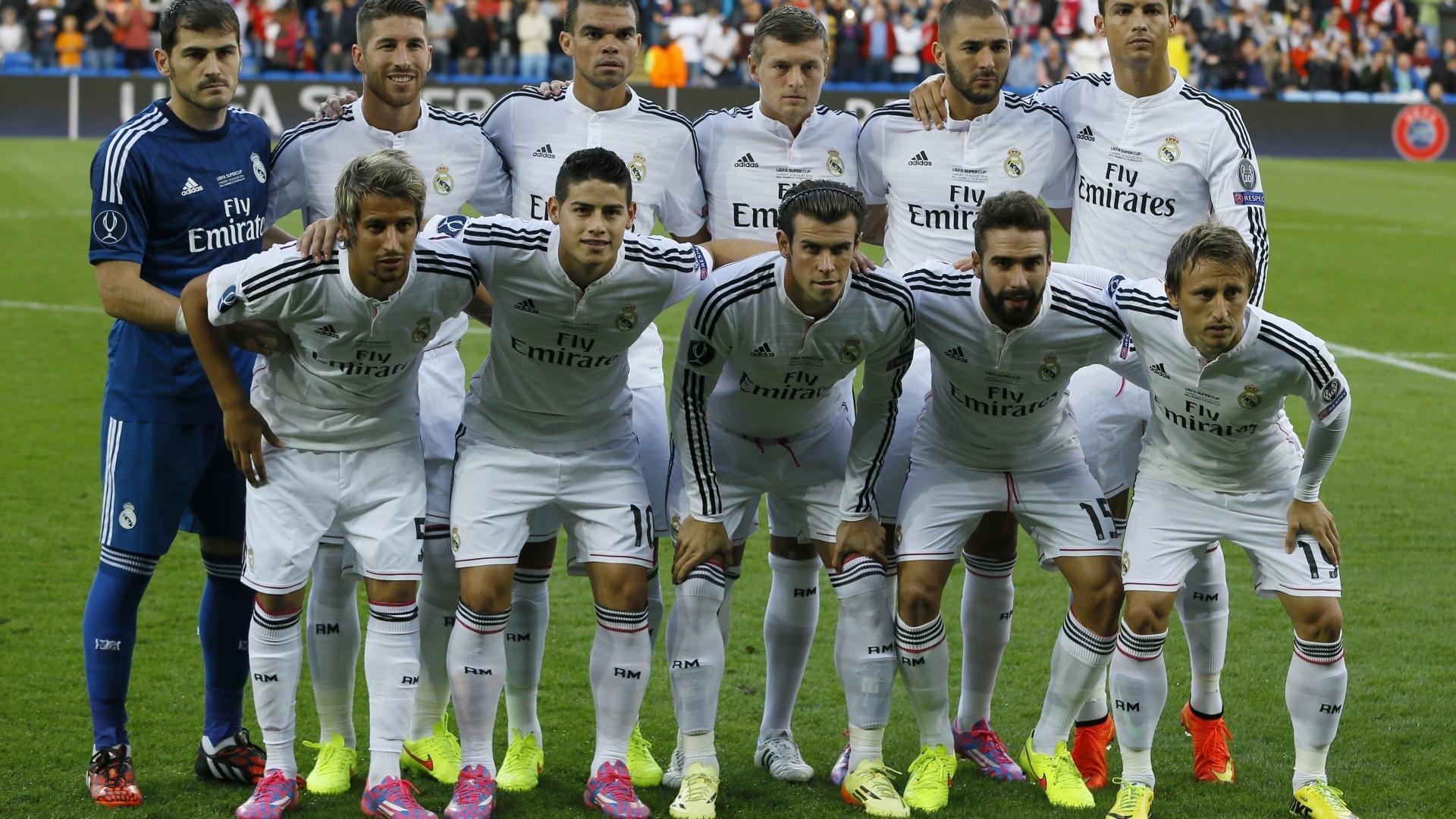 C罗赛后送球鞋给场边小球迷，c罗送队友手表