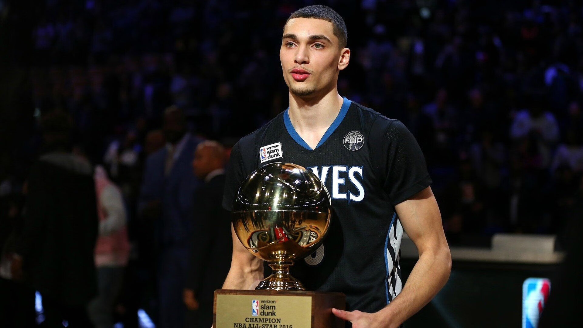 篮网替补席表现出色赢得首发阵容信任,篮网替补席尬舞视频